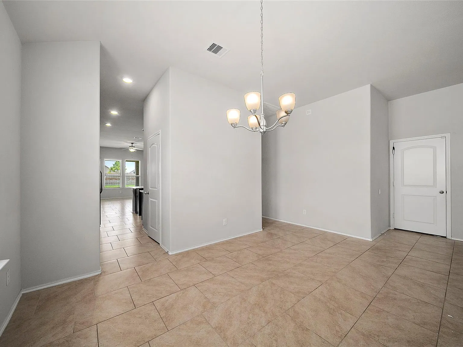 4 bed, 2.0 bath, 2471 sqft, $2,500 — Photo 2