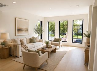157 King Edward Ave W #101, Vancouver, BC V5Y 2H8