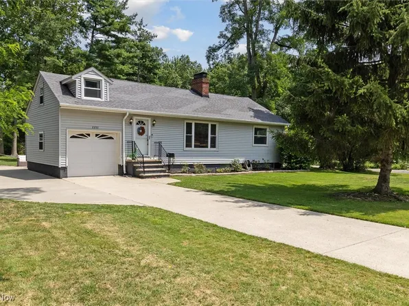 2353 W Hedgewood Dr, Westlake, OH 44145