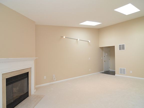 5th image of 178 Surrey Ct #178
