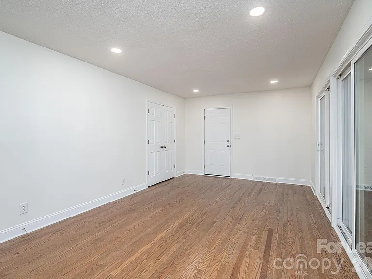 2020 Helen Dr — Photo 15