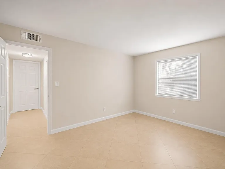 4528 SW 54th St #302-B — Photo 9