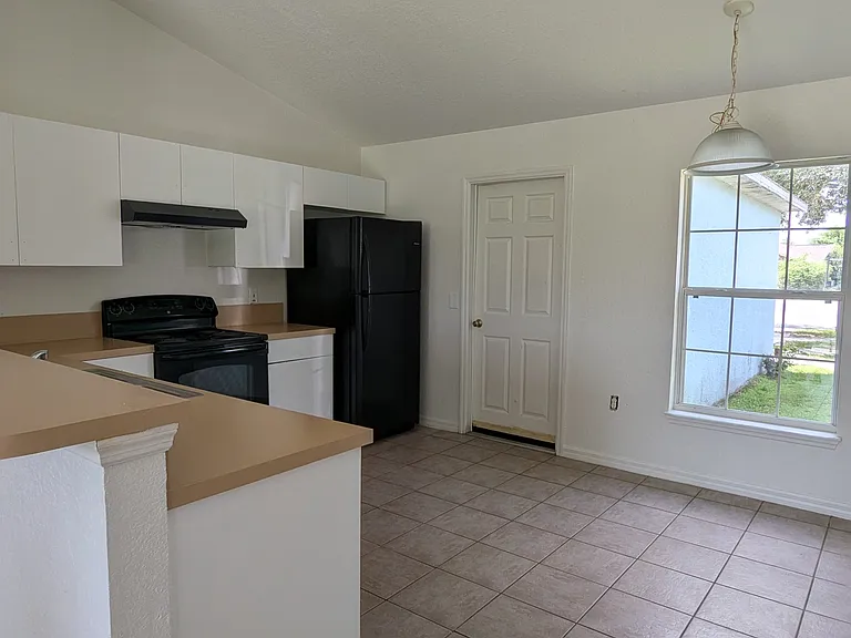 1040 Gary Dr — Photo 9