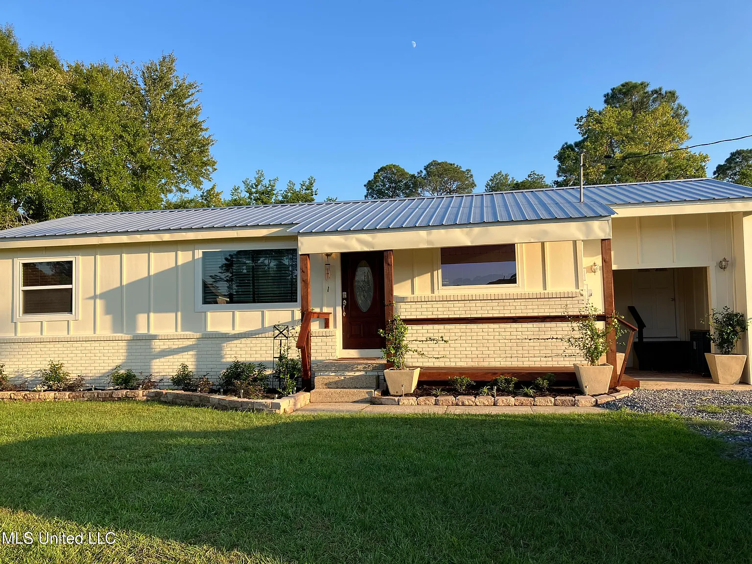 3 bed, 1.0 bath, 903 sqft, $1,600 — Photo 1