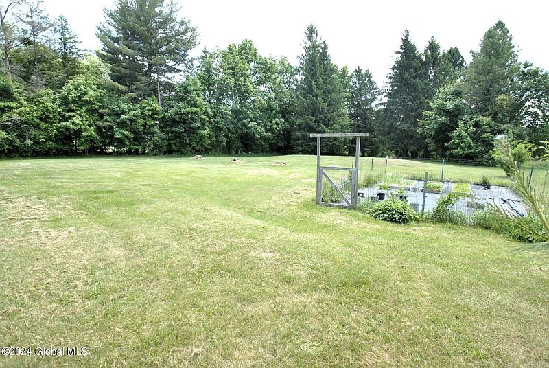 5th image of 851 Charlton Road