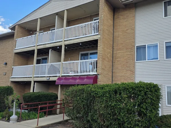 910 Beau Dr Unit 202, Des Plaines, IL 60016
