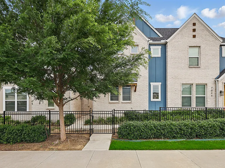 7640 Resting Mews — Photo 2