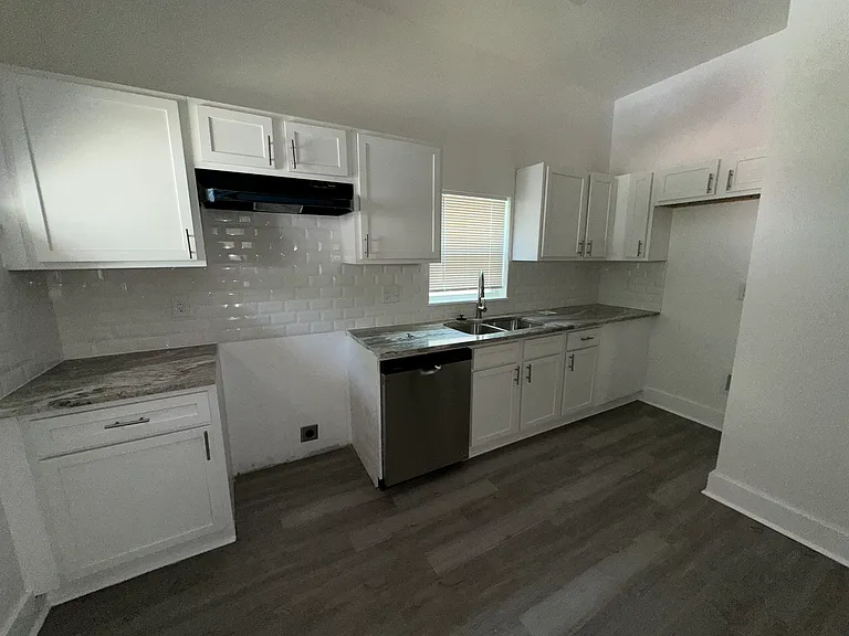 939 Seattle St — Photo 3
