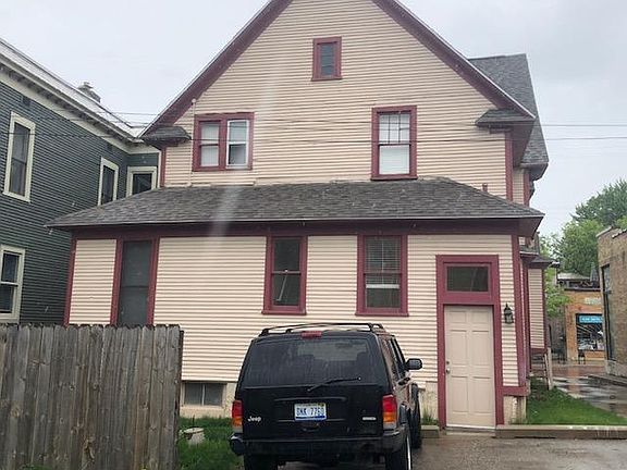 3rd image of 900 Cherry St SE