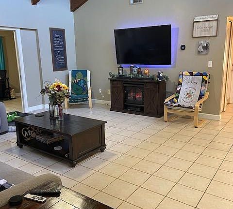 3rd image of 225 Applewood Cir