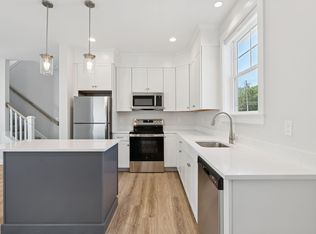 6 Hoxton Ln, Kennebunk, ME 04043