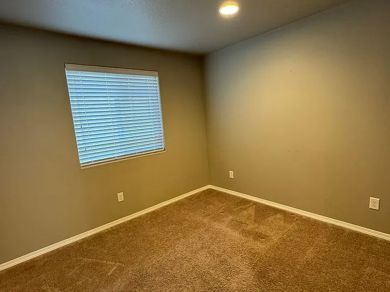 995 N Pacific Hwy #99 — Photo 14