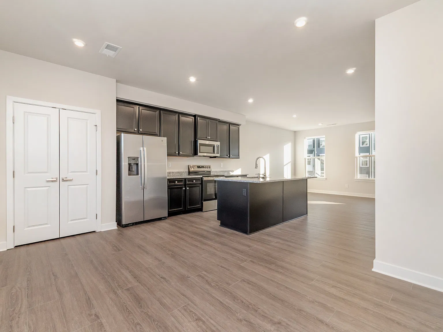 4 bed, 3.5 bath, 1715 sqft, $2,199 — Photo 3