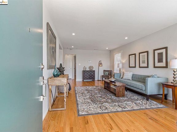 3rd image of 2824 San Luis St