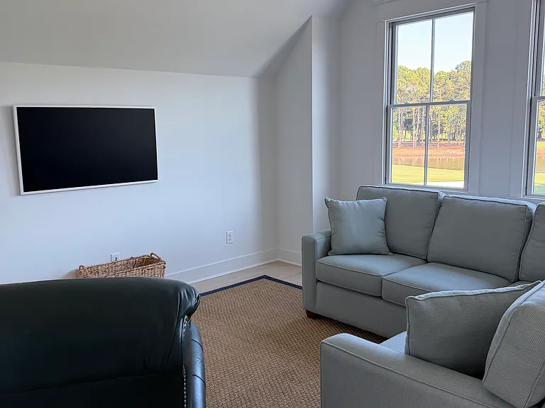 Large upstairs bonus room with TV