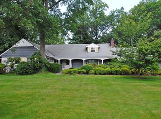 3 Ridge Dr E, Great Neck, NY 11021