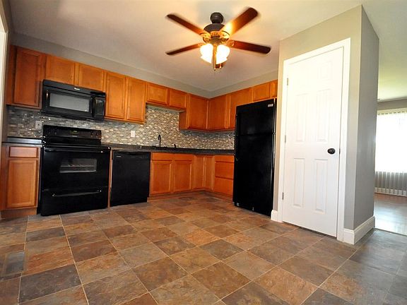3rd image of 607 Greenleaf Dr