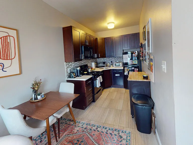 The Larchmont — Photo 4