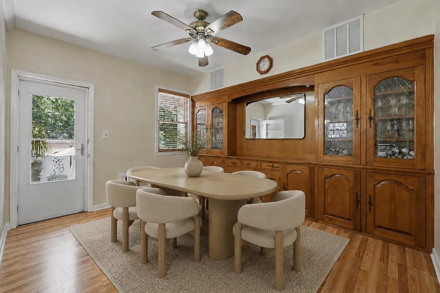 3 bed, 1.0 bath, 1100 sqft, $3,500 — Photo 2