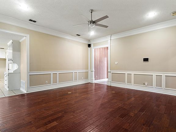 4th image of 19173 Greenleaf Dr