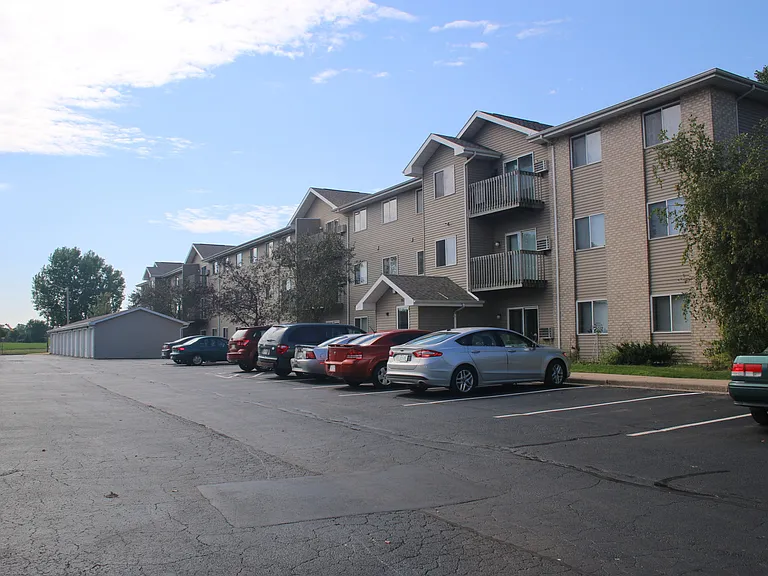 Fox Valley Meadows Apartments — Photo 12