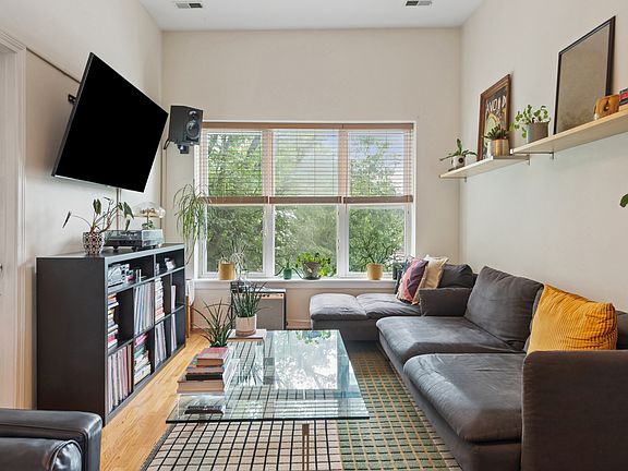 3rd image of 2607 N Hamlin Ave #3