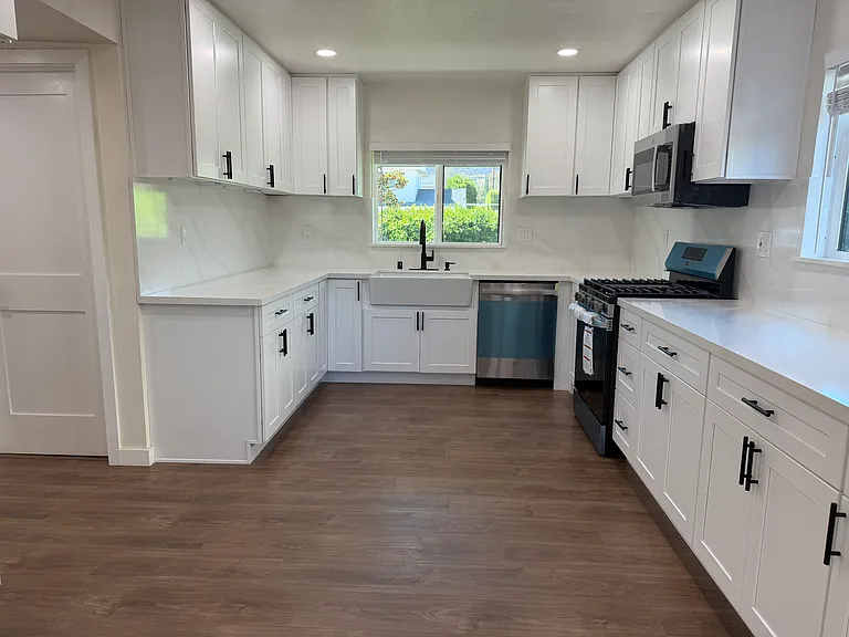 1013 Treadwell Ave — Photo 2