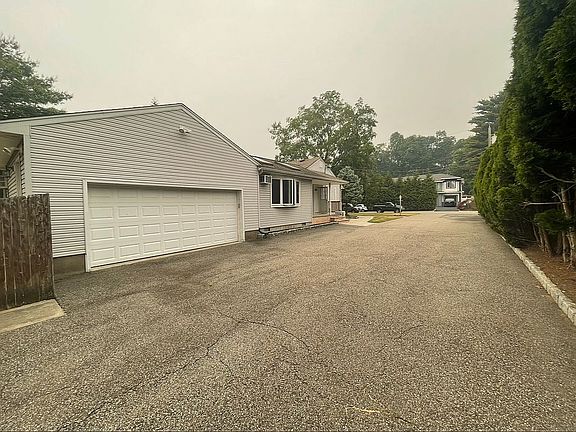 4th image of 663 Burke St