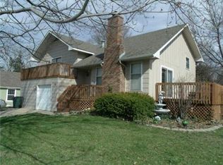 911 E Fairway Dr, Ottawa, KS 66067