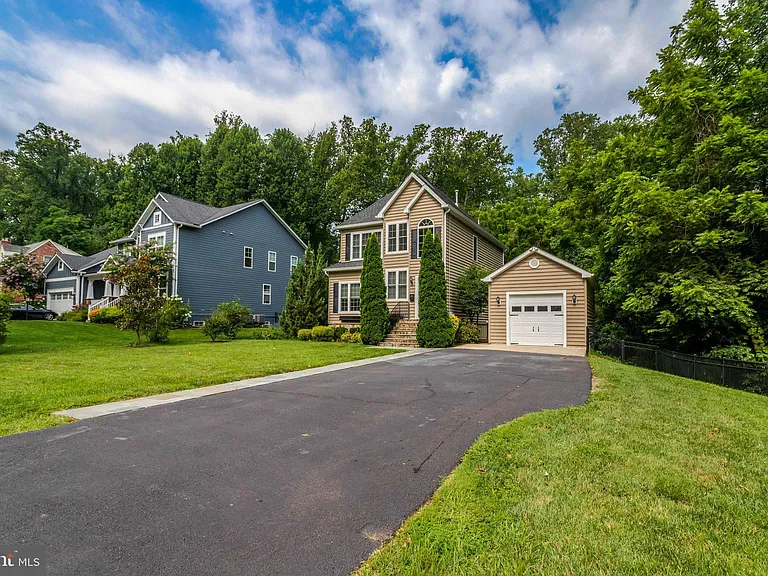 2862 Rosemary Ln — Photo 3