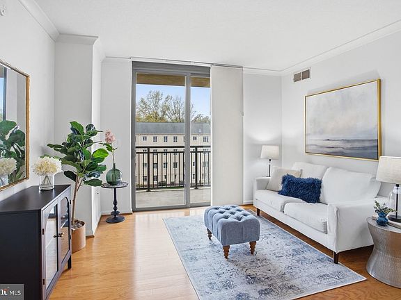 3rd image of 2220 Fairfax Dr APT 412