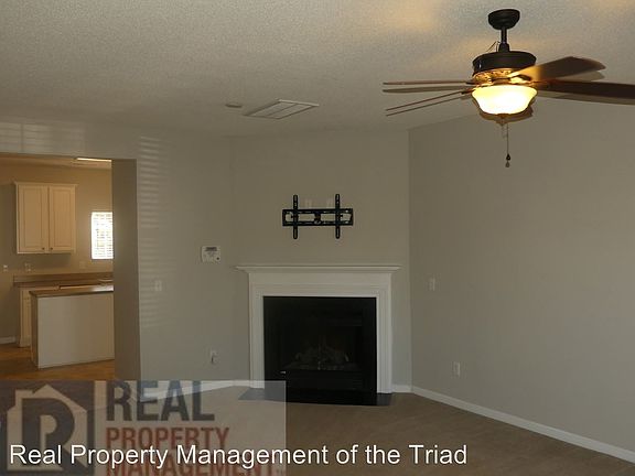 4th image of 122 Queensberry Ct