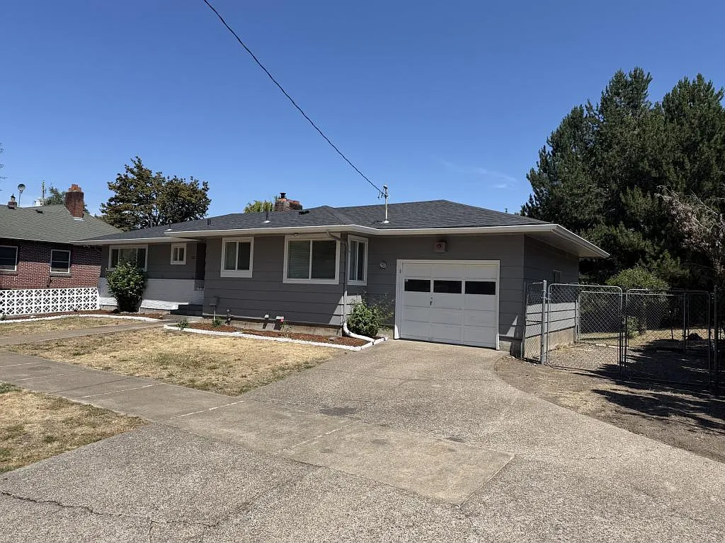 220 S B St — Photo 1