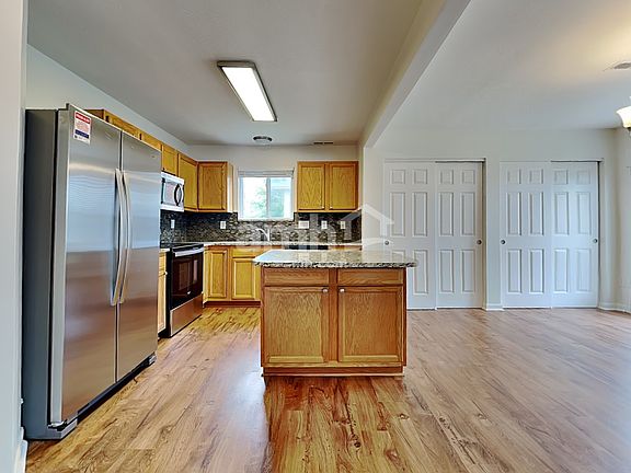 3rd image of 10256 Meadow Glen Dr