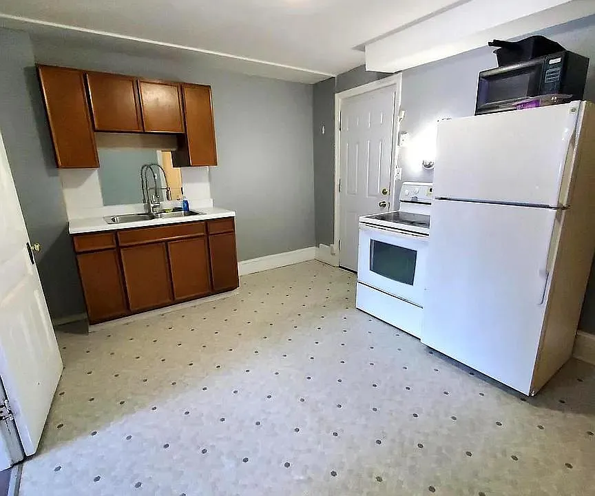 467 W King St #3