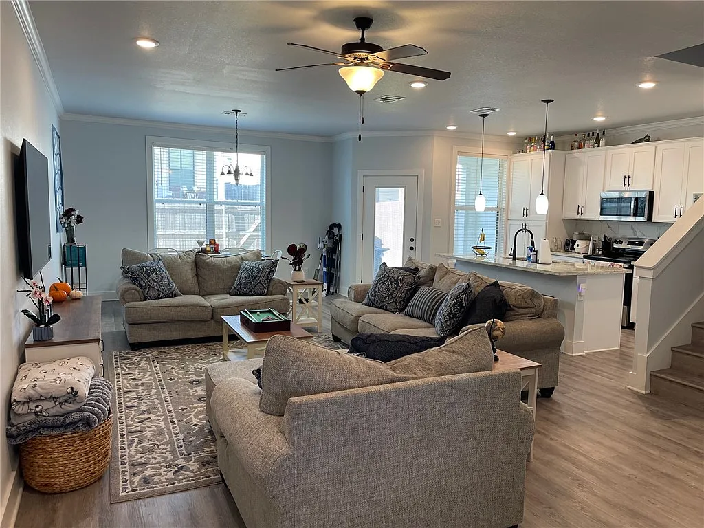4 bed, 4.5 bath, 1844 sqft, $2,850 — Photo 2