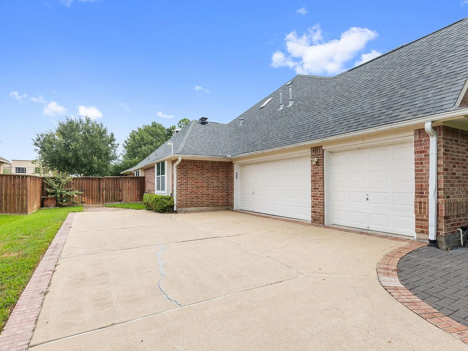 4 bed, 4.5 bath, 4249 sqft, $3,700 — Photo 4