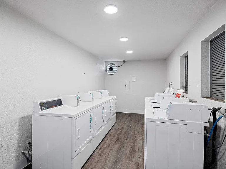 15690 Crestwood Dr — Photo 16