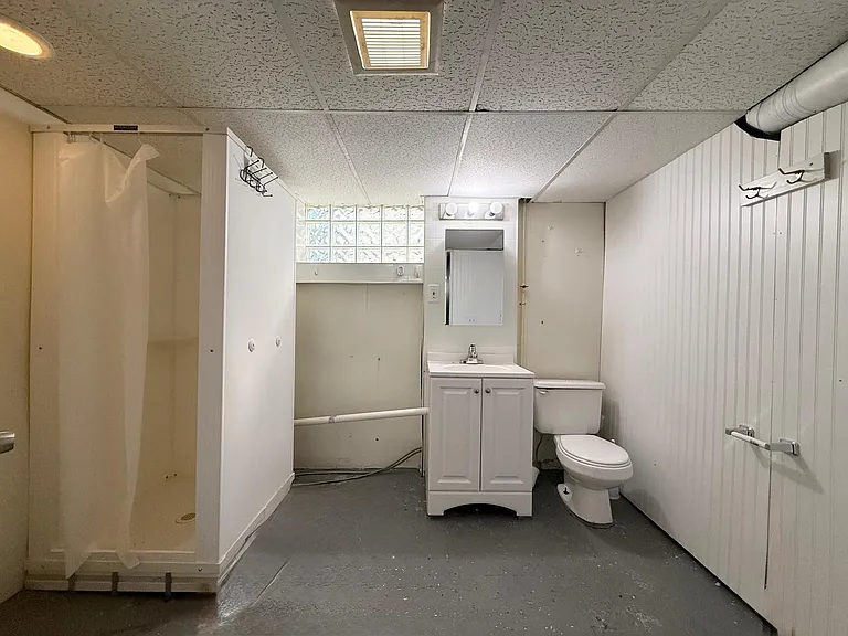 8018 Theota Ave — Photo 20