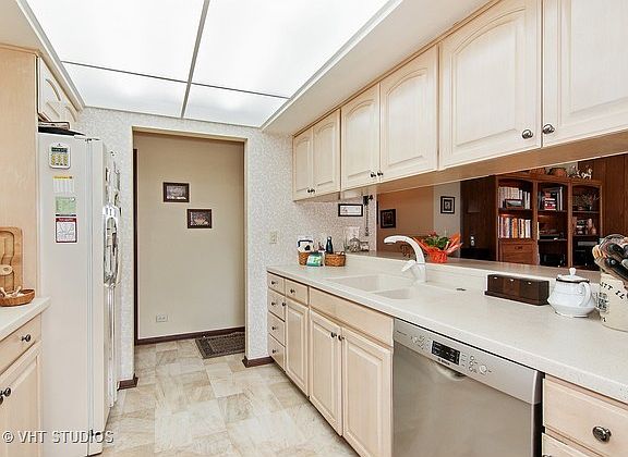 4th image of 165 W Oak Glen Dr