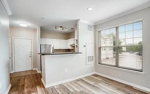 1 bed, 744 sqft, $2,200 — Photo 4