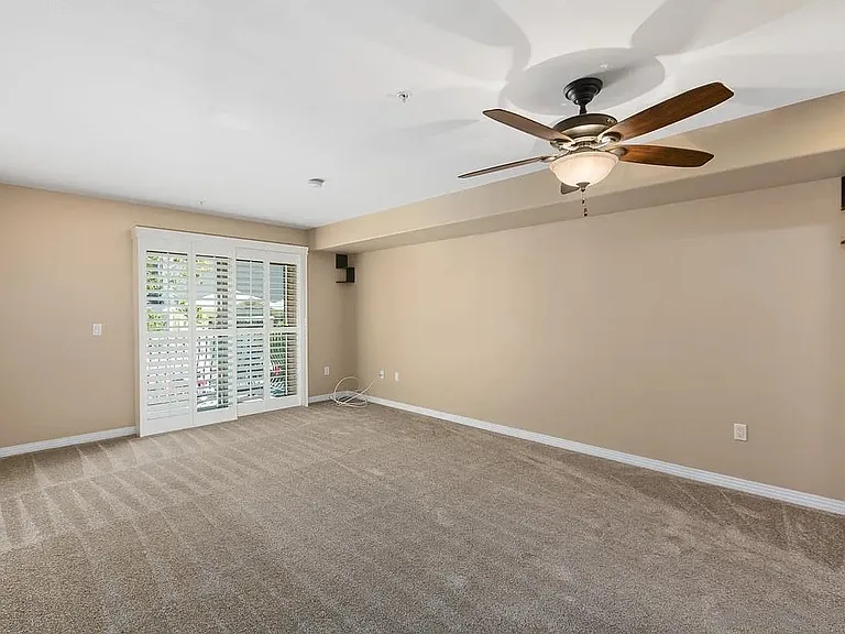 801 W Hawthorn St W #309 — Photo 5