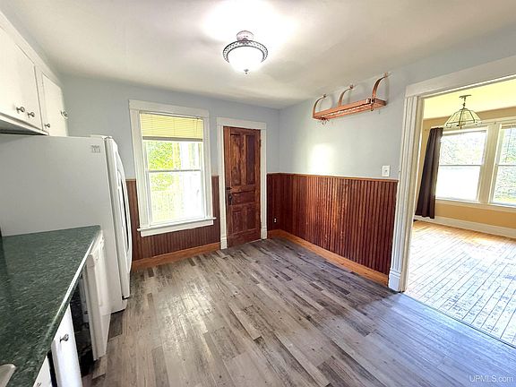 4th image of 23461 Woodside Ln