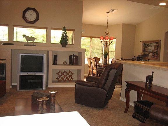 4th image of 1529 E Laurel Dr