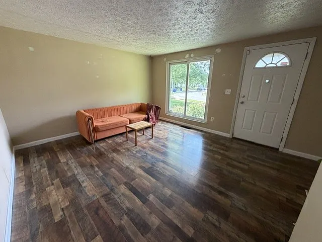 3 bed, 1040 sqft, $1,795 — Photo 2