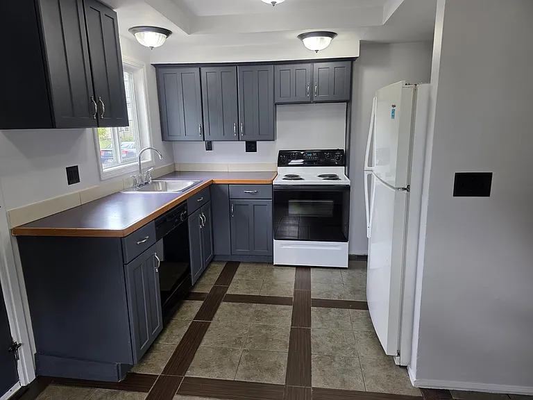 2077 W Mound St — Photo 1