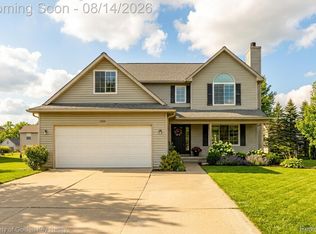 1266 Theresa Dr, Fenton, MI 48430