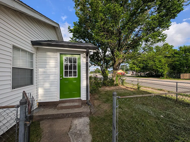 1318 W Huntsville Ave — Photo 5