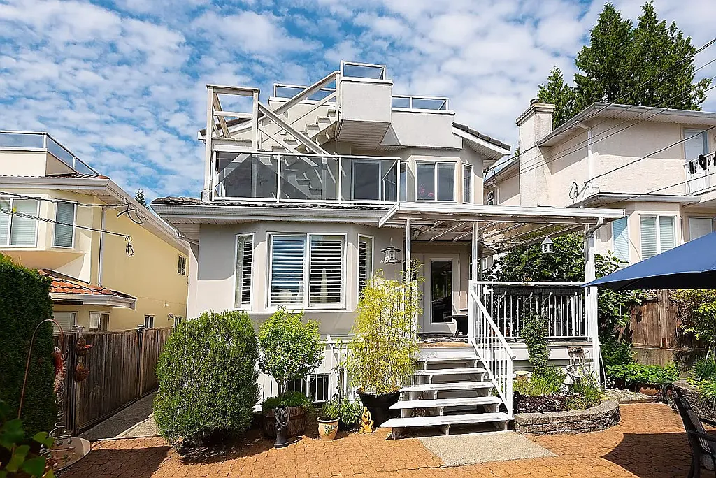 W 24th St, North Vancouver — Photo 1