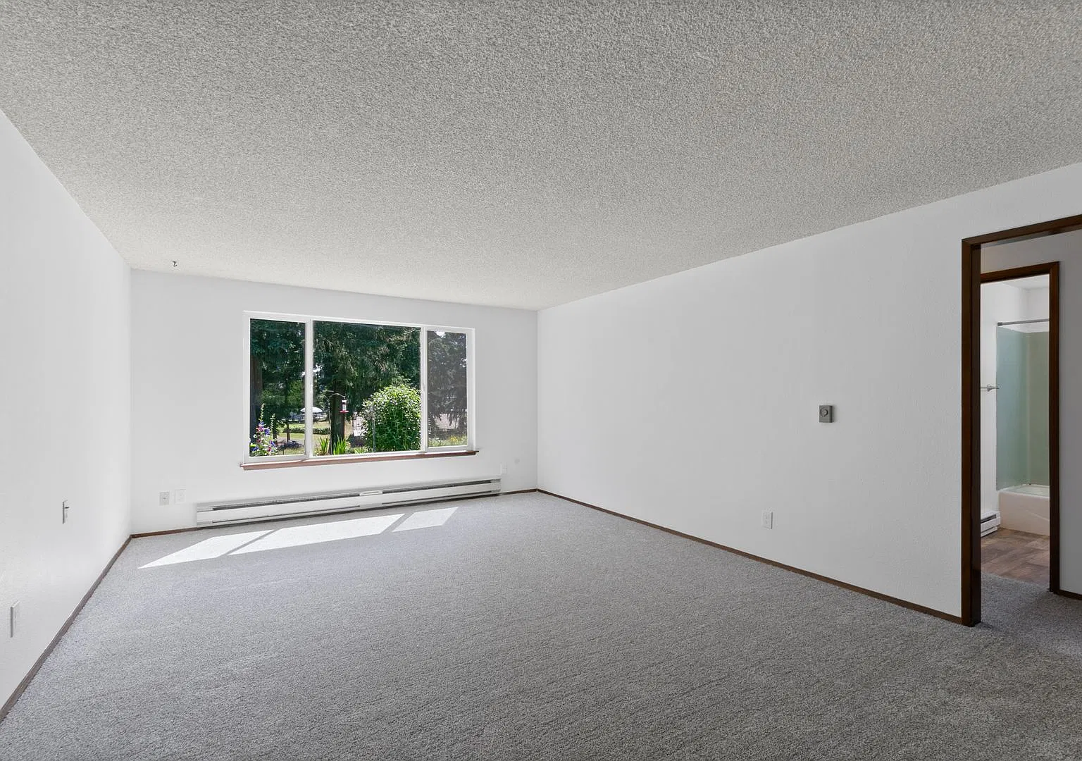 $1,500 - 2 Bed / 1 Bath - Recently Renovated in Private Setting — Photo 4